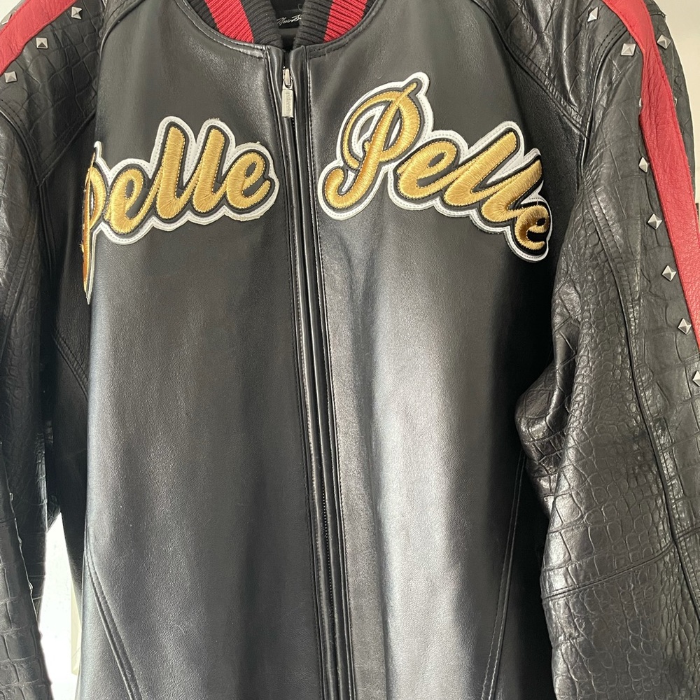 Nice looking leather it’s to big only wore 3 times